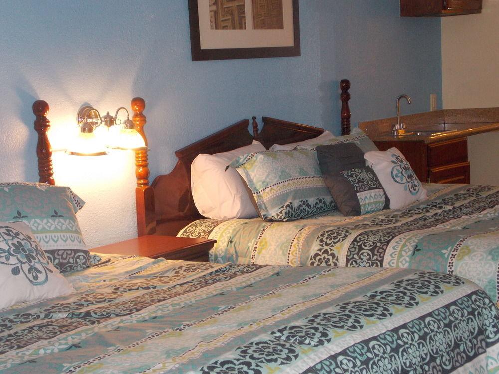 Econo & Downtown Riverwalk Area Hotel